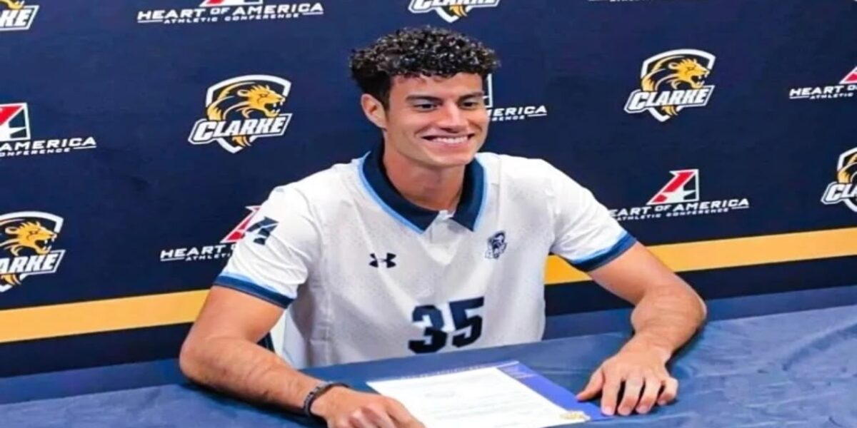 Atleta firmando su compromiso con Clarke University