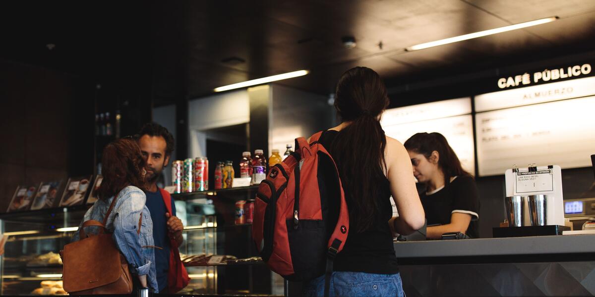 Estudiantes en una cafetería del campus