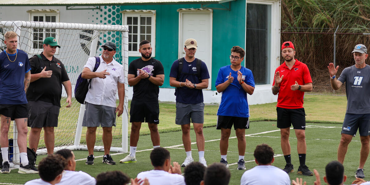 Coaches universitarios y atletas en una visoría