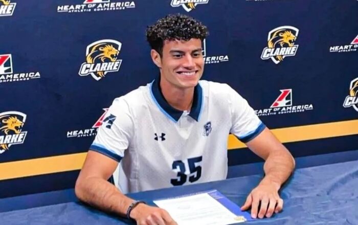 Atleta firmando su compromiso con Clarke University