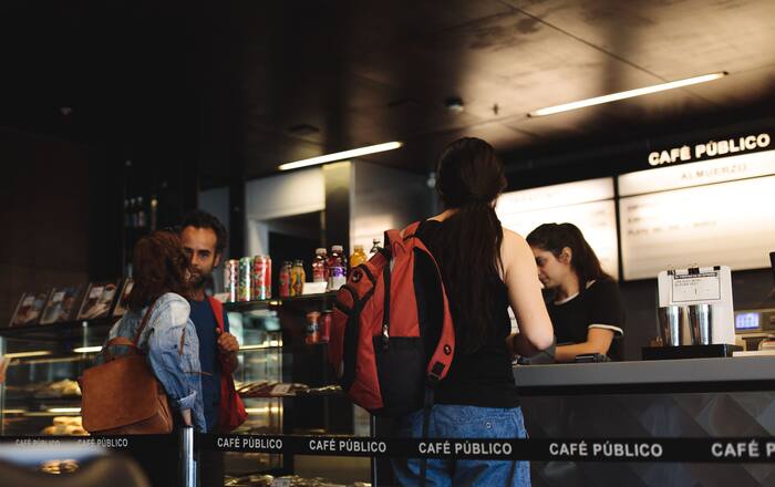 Estudiantes en una cafetería del campus
