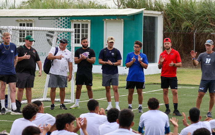 Coaches universitarios y atletas en una visoría